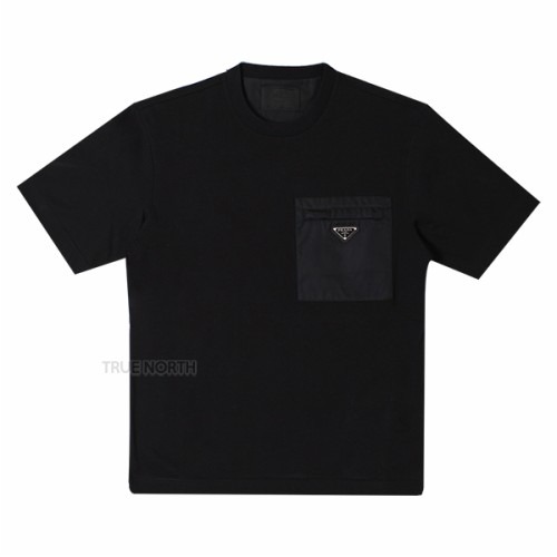 [프라다] 23SS 남성 UJN661 11CK F0002 리나일론 삼각 로고 포켓 반팔 티셔츠 블랙